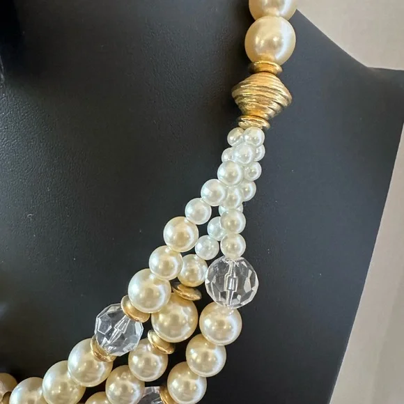 Faux pearl clear plastic beads with gold tone detail layered necklace - Picture 2 of 6